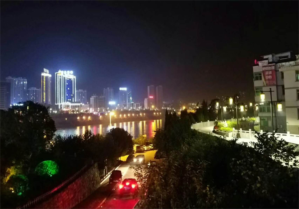 �����İ������o��ҹ  ��ˬ�Ľ��ݹ��r�ľ�